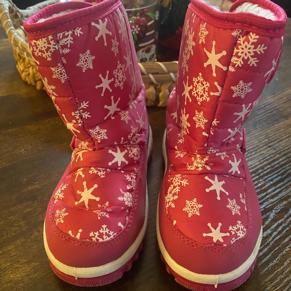 Girls hot pink fleece lined snow boots toddler size 10. Great condition!